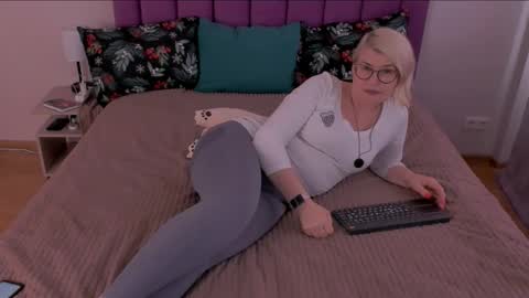 Sabrina MacMarren online show from February 11, 11:42 am