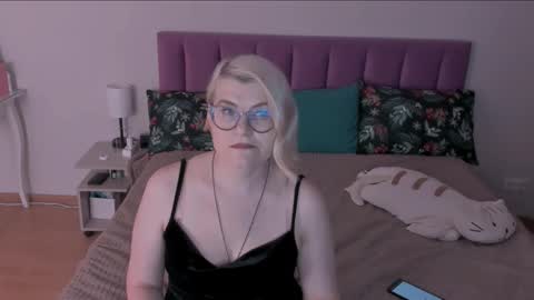 Sabrina MacMarren online show from February 13, 7:52 pm