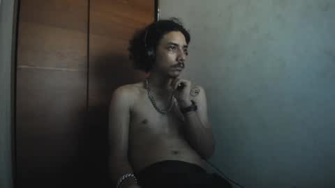 Snapshot of santiagoxxxtreme_ chatting on December 21, 11:01 am Santiago online show from December 21, 11:01 am