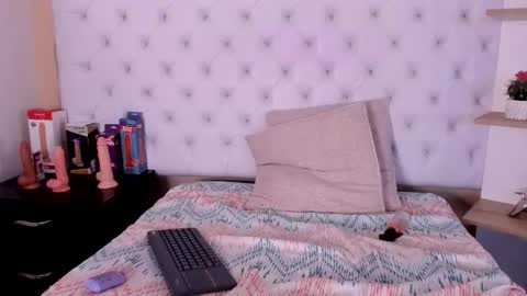 Snapshot of sara_salgado chatting on September 10, 2:18 pm sara_salgado online show from September 10, 2:18 pm