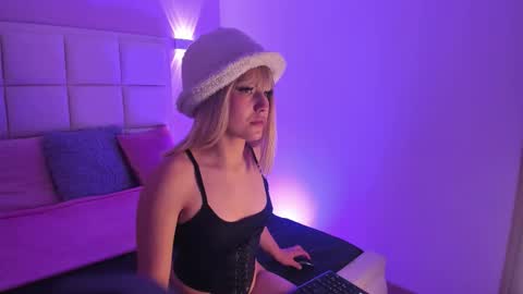 Snapshot of sarabenedetti chatting on September 21, 3:32 am Sara online show from September 21, 3:32 am