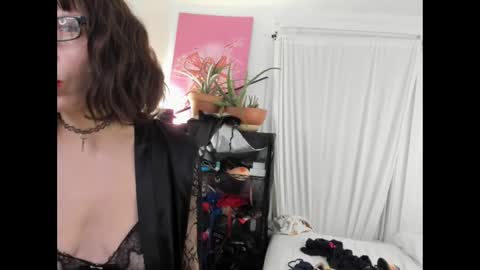 Snapshot of saradesirexo chatting on February 21, 1:33 am Sara Desire online show from February 21, 1:33 am