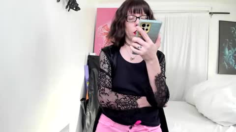 Snapshot of saradesirexo chatting on January 29, 3:01 am Sara Desire online show from January 29, 3:01 am