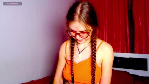 Snapshot of sarah_hs chatting on December 3, 3:39 pm Sarah online show from December 3, 3:39 pm