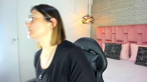 Snapshot of sarahdeyvis chatting on September 18, 6:45 pm Sarah Deyvis online show from September 18, 6:45 pm