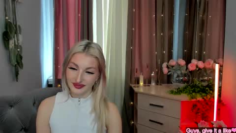 Snapshot of sarrah_blush chatting on September 18, 8:29 am sarrah_blush online show from September 18, 8:29 am