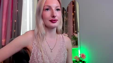 Snapshot of sarrah_blush chatting on September 9, 1:33 pm sarrah_blush online show from September 9, 1:33 pm