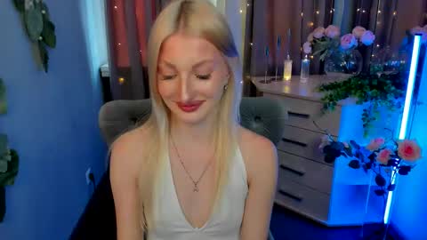 Snapshot of sarrah_blush chatting on September 15, 1:45 pm sarrah_blush online show from September 15, 1:45 pm