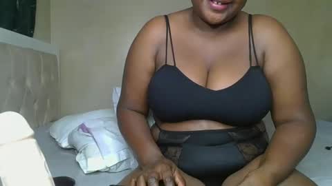 Snapshot of sassie_bee chatting on February 1, 12:18 am sassie_bee online show from February 1, 12:18 am