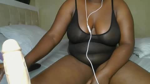 Snapshot of sassie_bee chatting on January 18, 12:24 am sassie_bee online show from January 18, 12:24 am