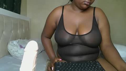 Snapshot of sassie_bee chatting on February 4, 11:38 pm sassie_bee online show from February 4, 11:38 pm