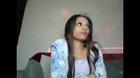 Snapshot of saucy_shanice chatting on February 27, 1:52 am Shaniiice online show from February 27, 1:52 am