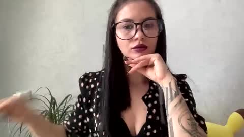 Snapshot of scarletpetal chatting on January 19, 6:20 am scarletpetal online show from January 19, 6:20 am