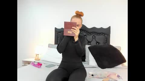 Snapshot of scarlettmilf_cg chatting on February 12, 12:22 pm Scarlett online show from February 12, 12:22 pm