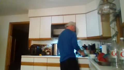 Snapshot of scottydoesntknow0 chatting on December 8, 2:25 am scottydoesntknow0 online show from December 8, 2:25 am
