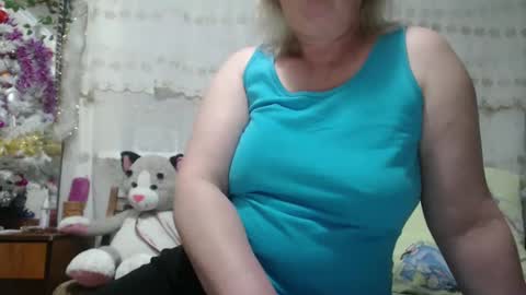 Snapshot of seniorita333 chatting on December 9, 11:47 am Lenna online show from December 9, 11:47 am