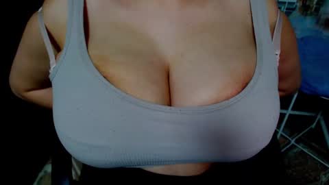 Snapshot of seu_cute chatting on February 25, 11:26 pm seu_cute online show from February 25, 11:26 pm