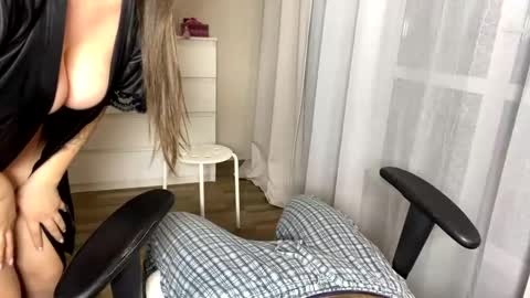 Snapshot of sexmoon11 chatting on December 11, 3:37 pm My name is Mia whats yours online show from December 11, 3:37 pm