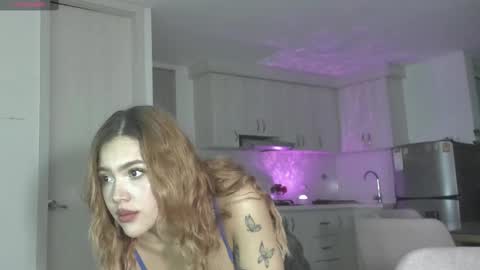 Snapshot of sexy_and_naughty_girl chatting on February 22, 11:35 pm Lucy Annyy online show from February 22, 11:35 pm