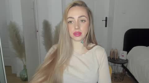 C o r a l i e online show from February 19, 4:33 pm