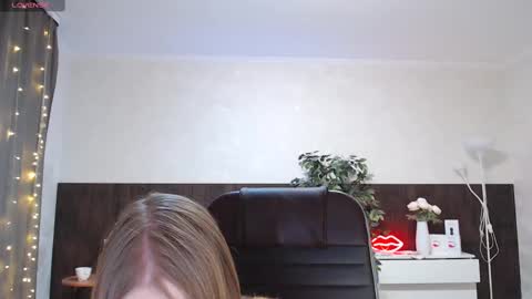 Annie - Your Dream Girl online show from March 7, 1:20 am