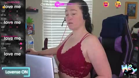 Snapshot of sexydistraction1 chatting on February 10, 4:36 pm SexyDistraction online show from February 10, 4:36 pm
