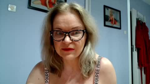 Snapshot of sexyjennyeu chatting on March 4, 8:27 pm Jenny online show from March 4, 8:27 pm