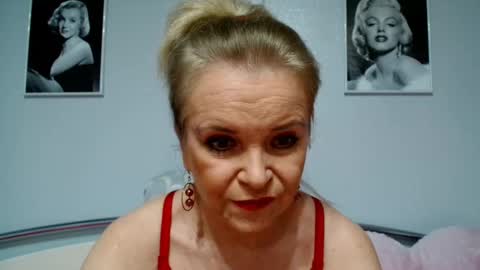 Snapshot of sexyjennyeu chatting on February 16, 8:11 pm Jenny online show from February 16, 8:11 pm