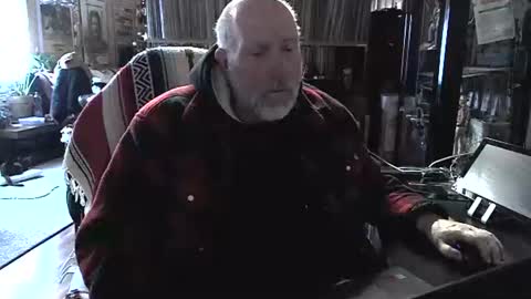 Snapshot of sexyolbear chatting on December 22, 10:38 am Grizz Lee Bear online show from December 22, 10:38 am