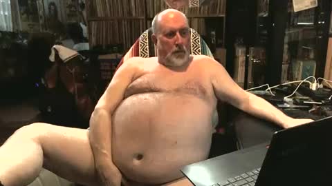 Snapshot of sexyolbear chatting on February 1, 6:19 pm Grizz Lee Bear online show from February 1, 6:19 pm