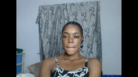 Snapshot of sexyxbunnyxx chatting on February 5, 10:22 pm Blue online show from February 5, 10:22 pm