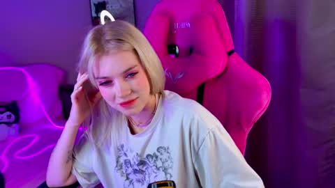 Snapshot of shawty_blonde chatting on February 15, 1:10 am Lola online show from February 15, 1:10 am