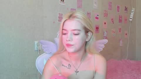 Snapshot of shawty_blonde chatting on September 14, 6:20 pm Lola online show from September 14, 6:20 pm