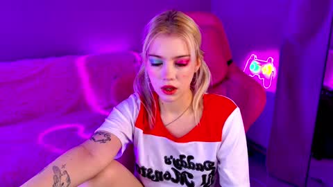 Snapshot of shawty_blonde chatting on February 28, 11:45 pm Lola online show from February 28, 11:45 pm