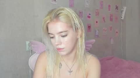Snapshot of shawty_blonde chatting on September 8, 6:29 pm Lola online show from September 8, 6:29 pm