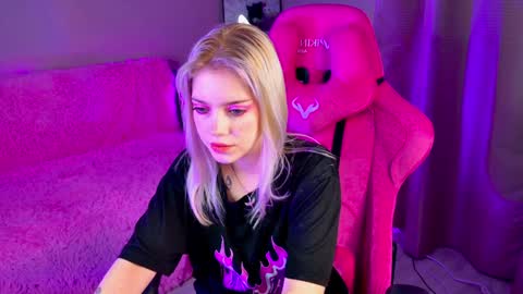 Snapshot of shawty_blonde chatting on February 4, 9:41 pm Lola online show from February 4, 9:41 pm