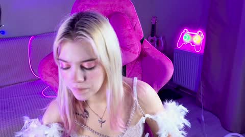 Snapshot of shawty_blonde chatting on January 19, 6:32 pm Lola online show from January 19, 6:32 pm