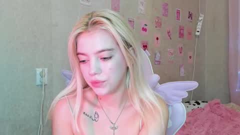 Snapshot of shawty_blonde chatting on September 15, 6:31 pm Lola online show from September 15, 6:31 pm