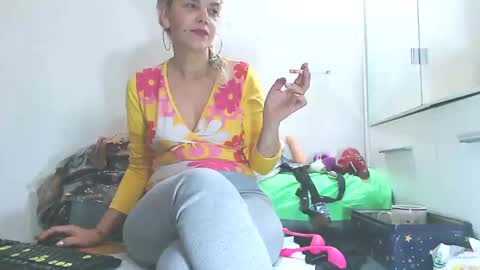 Snapshot of shyhotsquirt chatting on February 9, 2:06 am Shyhotsquirt online show from February 9, 2:06 am