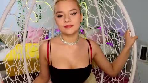 Snapshot of shymolly_star chatting on September 18, 8:29 am Molly online show from September 18, 8:29 am