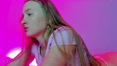 Snapshot of silky_huzelnut chatting on September 10, 8:15 am Mila online show from September 10, 8:15 am