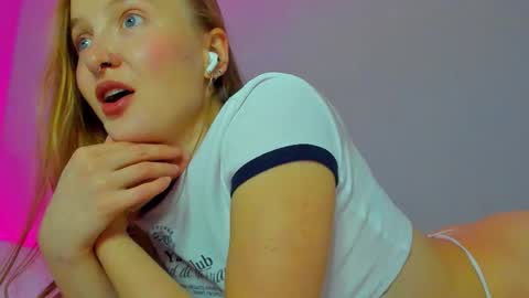 Snapshot of silky_huzelnut chatting on September 20, 9:12 am Mila online show from September 20, 9:12 am