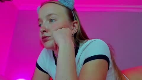 Snapshot of silky_huzelnut chatting on September 16, 8:28 am Mila online show from September 16, 8:28 am