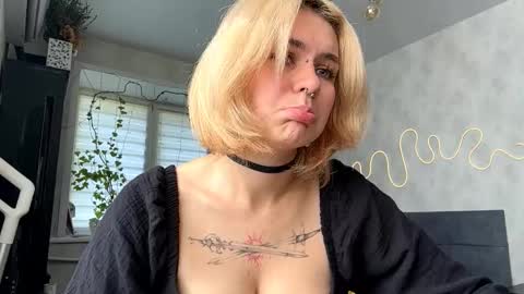 Hey there i am newbie Daisy Lets hit 10 Thumbs Up together online show from September 17, 6:28 am