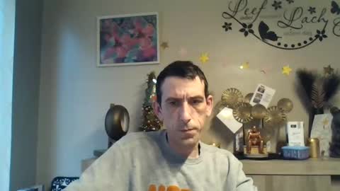 Snapshot of skinnybigcock2 chatting on December 19, 9:40 am SkinnyBigCock2 online show from December 19, 9:40 am