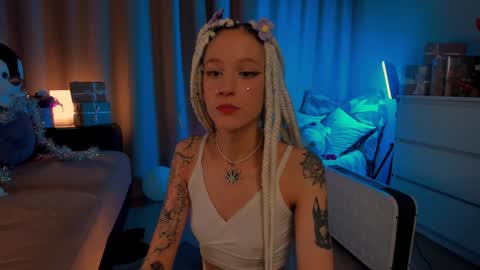Snapshot of skyewavy chatting on December 17, 2:12 am online show from December 17, 2:12 am
