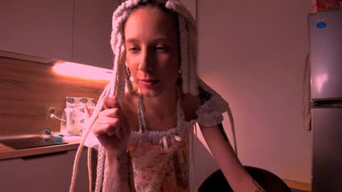 Snapshot of skyewavy chatting on February 8, 9:46 pm online show from February 8, 9:46 pm