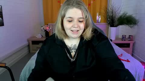 Snapshot of sladadeew chatting on March 11, 8:19 am Slada Deew online show from March 11, 8:19 am