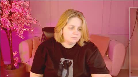 Snapshot of sladadeew chatting on February 3, 8:57 am Slada Deew online show from February 3, 8:57 am