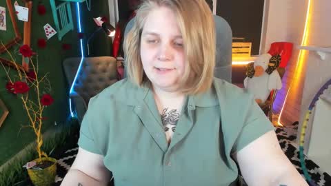 Snapshot of sladadeew chatting on February 10, 4:04 pm Slada Deew online show from February 10, 4:04 pm